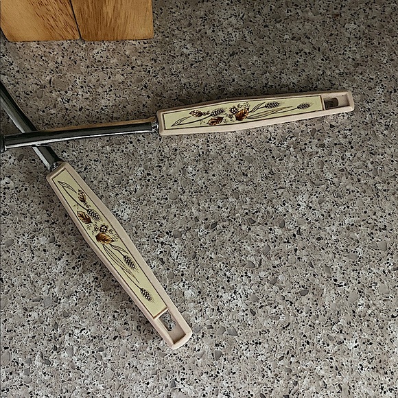 Vintage “Harvest Wheat” Stainless Steel & Almond Plastic Ladle & Meat Fork - Picture 4 of 12